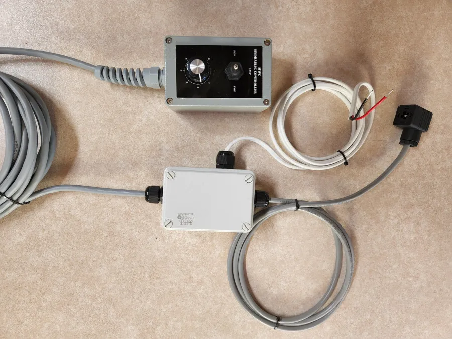 MWC Hydraulic Controller with installation kit including 8 m flex cable, junction box and DIN connector